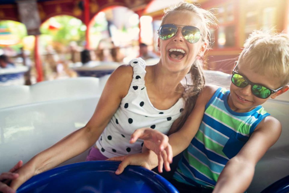 Enfants dans un parc d'attraction