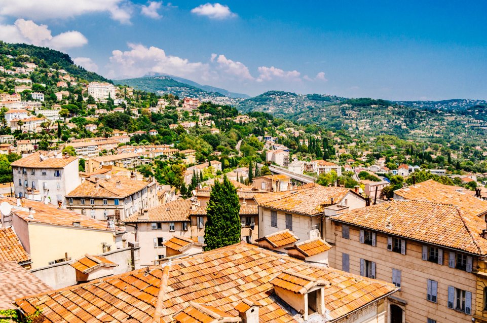 Une vue sur les toits de Grasse