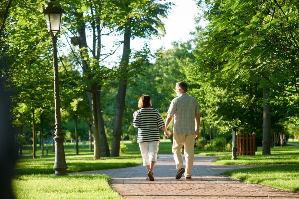 Couple qui marche dans un parc