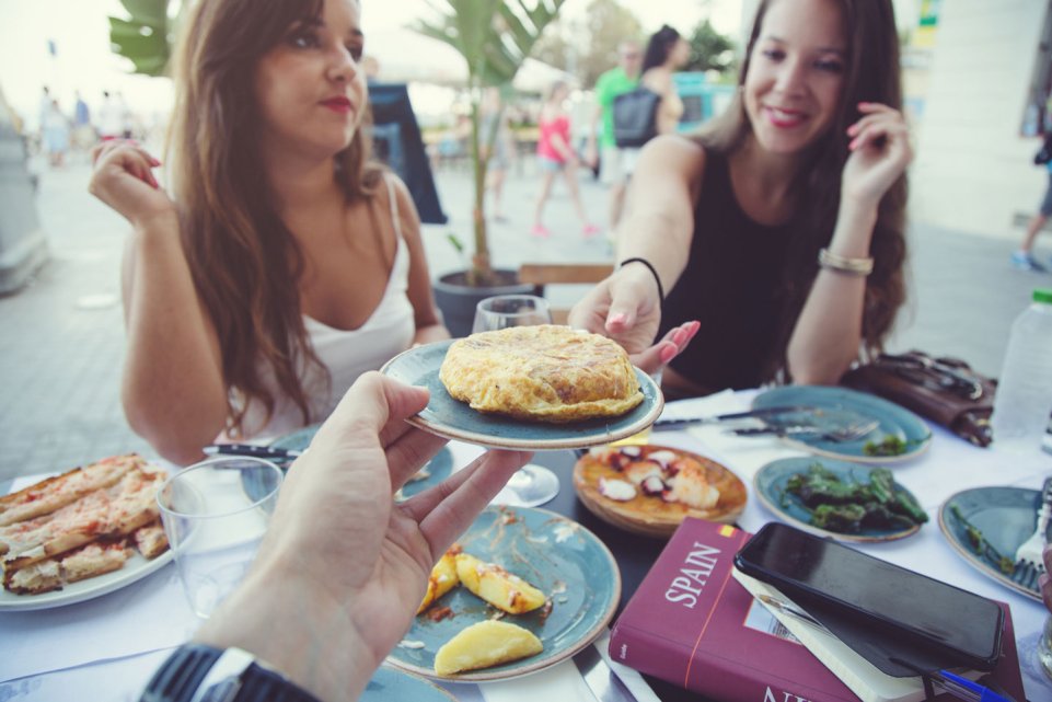 Amis qui mangent des tapas