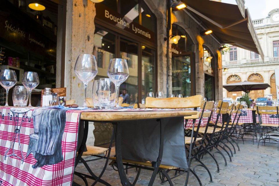 terrasse d'un bouchon lyonnais