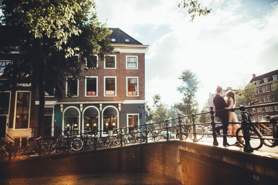 couple sur un pont à Amsterdam