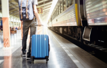 Visuel d'une personne sur le quai avec sa valise