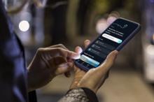Photo d'une personne tenant son téléphone avec à l'écran l'application SNCF Connect
