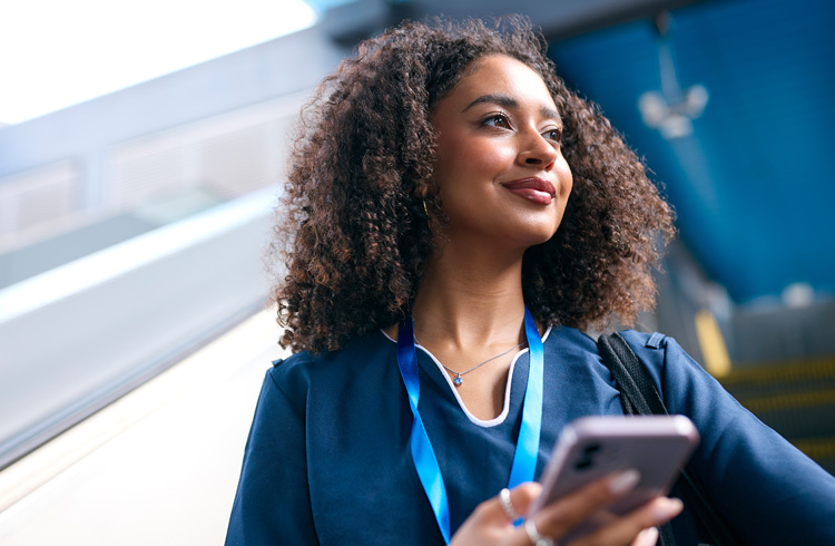 Visuel illustrant une femme avec son téléphone à la main
