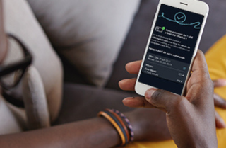 Image d"un homme qui regarde son téléphone