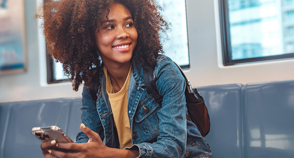 Visuel illustrant une jeune fille assise avec son téléphone 